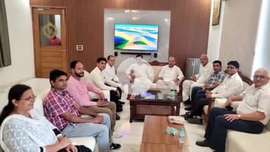 बड़ौत: सांसद डॉ राजकुमार सांगवान ने बड़ौत में रालोद कार्यालय पर बुजुर्गों से मुलाकात की, खेकड़ा में कृषि अधिकारियों से की बैठक