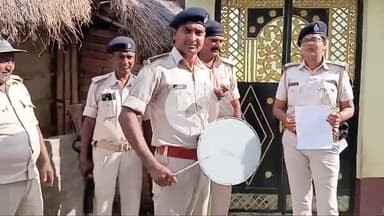 मोतिहारी: जिले के बेला निवासी 25 हजार के इनामी एवं फरार अभियुक्त इनामुल हक के घर पुलिस ने इश्तेहार का तामिला किया