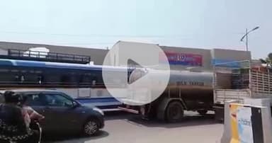 జడ్చర్ల: తిరుమలగిరి: బాలానగర్ మండల కేంద్రంలోని జాతీయ రహదారి-44 పై హైవే పై భారీగా ట్రాఫిక్ జామ్ ఓ వాహనం ముందున్న కారును ఢీకొట్టింది.