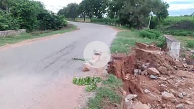 ಹಗರಿಬೊಮ್ಮನಹಳ್ಳಿ: ದಶಮಾಪುರ, ಆನೇಕಲ್ಲು ತಾಂಡಾ ಗ್ರಾಮದ ಮಧ್ಯದ ರಸ್ತೆಯ ಕೆಳಭಾಗದ ಮಣ್ಣು ಕುಸಿತ, ಸರಿಪಡಿಸಲು ಸವಾರರ ಒತ್ತಾಯ #localissue