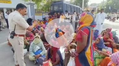 टोंक: हाजिरी नहीं लगी तो नरेगा श्रमिकों ने घंटाघर चौराहे पर दिया धरना