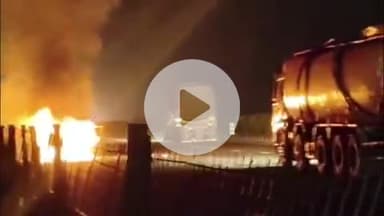 फिरोज़ाबाद: आगरा-लखनऊ एक्सप्रेस वे पर कार में लगी भीषण आग, कार सवार लोगों ने कूदकर बचाई जान