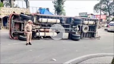 देहरादून: मसूरी से केंपटी की ओर जा रहा ट्रक राष्ट्रीय राजमार्ग पर पलटा, लगा लंबा जाम