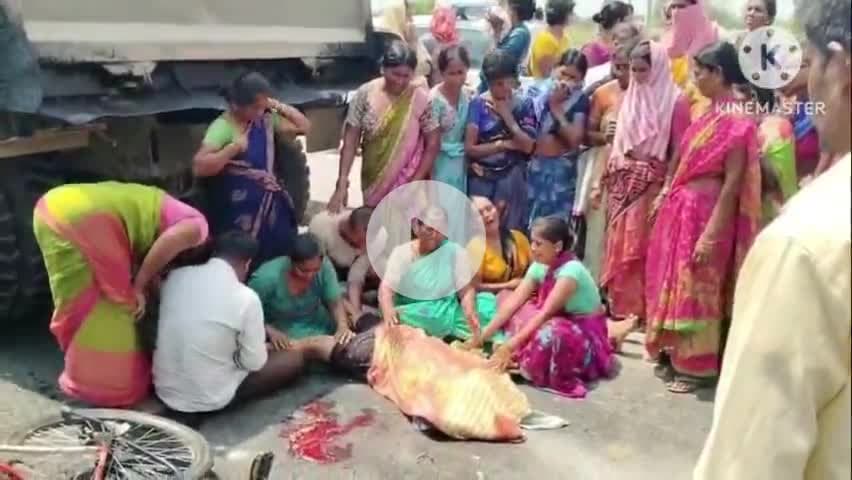 పెద్దవంగర: చిన్నవంగర సమీపంలో టిప్పర్ లారీ ఢీకొని విద్యార్థిని మృతి