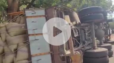 बाबई: ग्राम जावली के समीप अनियंत्रित होकर पलटा धान से भरा ओवरलोड ट्रक, बड़ा हादसा टला