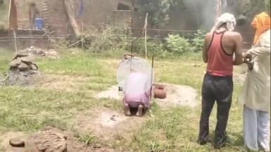 धनौरा: गांव चाकनवाला में जहारवीर व बाबागोरखनाथ मंदिर पर तपती धूप में तपस्या में बैठे बाबा को देखने जुटी लोगों की भीड़