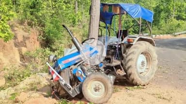 लोहरदगा: पेशरार बाजार टाँड़ के पास अनियंत्रित ट्रैक्टर पेड़ से टकराया, वाहन क्षतिग्रस्त