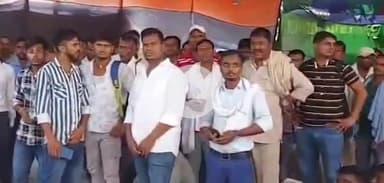 पटना ग्रामीण: पटना स्थित केंद्रीय मंत्री चिराग पासवान के आवास के बाहर धरने पर बैठे दफादार चौकीदार