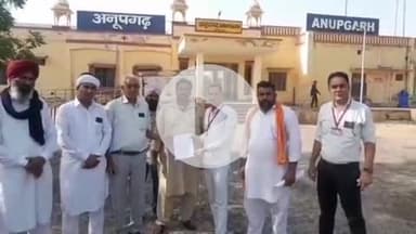 अनूपगढ़: रेलवे अंडरब्रिज का निर्माण कार्य शुरू करवाने की मांग को लेकर अनूपगढ़ रेलवे स्टेशन पर स्टेशन अधीक्षक को दिया गया ज्ञापन