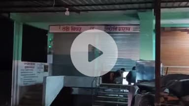 घाटमपुर: साढ़ चौराहे में देर रात अंग्रेजी शराब की दुकान से अवैध खरीद-फरोख्त का फोटो हुआ वायरल
