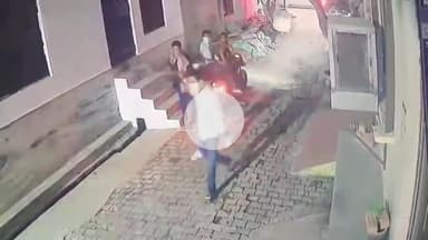 बड़ौत: आवास विकास कालोनी बड़ौत में 5 नकाबपोश बदमाशों की अंधाधुंध फायरिंग से फैली दहशत, मिले करीब 12 खोखे, CCTV वीडियो वायरल