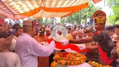 शाहिद सुनील यादव के ऊपर बिहार राज्य पूर्व सैनिक संघ के अध्यक्ष ने तिरंगा और पुष्प चढ़ाकर साथियों के साथ श्रद्धांजलि दिया