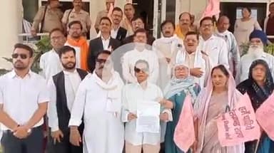 झांसी: बुंदेलखंड को राज्य बनाने की मांग को लेकर बुंदेलखंड निर्माण मोर्चा ने कलेक्ट्रेट कार्यालय में डीएम को ज्ञापन दिया