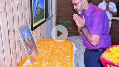 गिरिडीह: बिरसा मुंडा की 125वीं पुण्यतिथि पर डीसी ऑफिस में उपायुक्त और पुलिस अधीक्षक ने प्रतिमा पर किया माल्यार्पण