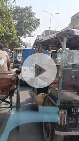 कानपुर: टाटमिल चौराहे पर ऑटो के ऊपर सवारी बैठाकर ले जाने का वीडियो सोशल मीडिया पर हुआ वायरल