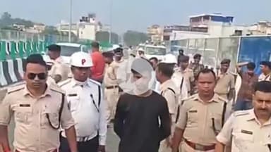कांके: सिरमटोली फ्लाईओवर पर स्टंट करने वाले युवक को पुलिस ने परेड कराकर यातायात नियमों की दी जानकारी