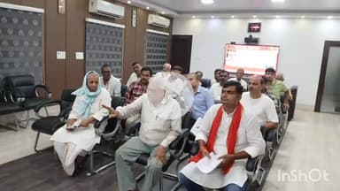 सासाराम: रोहतास के जिला पदाधिकारी ने बारी-बारी से लोगों की समस्याएं सुनीं