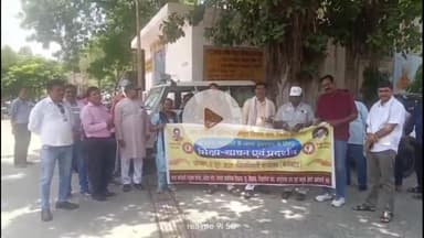 कोल: शिक्षकों ने कलेक्ट्रेट में प्रदर्शन कर BSA पर घूसखोरी के आरोप लगाए, BSA को रिश्वत देने के लिए मांगी भीख