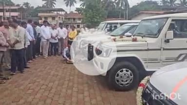 ಶಿರಸಿ: ಲೊಕೊಪಯೋಗಿ ಇಲಾಖೆ ಕಾರ್ಯನಿರ್ವಾಹಕ ಅಭಿಯಂತರ ಕಚೇರಿಯಲ್ಲಿ ನಾಲ್ಕು ನೂತನ ವಾಹನ ಹಸ್ತಾಂತರಿಸಿದ ಶಾಸಕ ಭೀಮಣ್ಣ ನಾಯ್ಕ