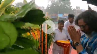 कांके: बिरसा चौक पर भगवान बिरसा मुंडा की पुण्यतिथि पर सीएम ने प्रतिमा पर माल्यार्पण कर श्रद्धांजलि दी