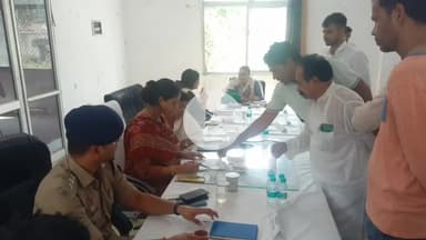 नौगावां सादात: नौगांवा तहसील पर संपूर्ण समाधान दिवस का आयोजन, डीएम ने सुनीं समस्याएं