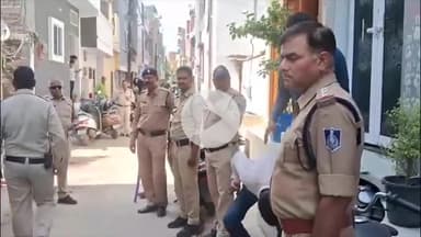 इंदौर: बाणगंगा थाना क्षेत्र के गोविंद नगर में सोनम रघुवंशी के घर के बाहर लगाई गई सुरक्षा