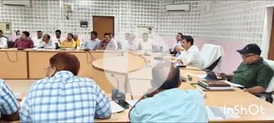 बलिया: जिलाधिकारी मंगला प्रसाद सिंह ने कलेक्ट्रेट सभागार में सीएम डैशबोर्ड एवं निर्माणाधीन परियोजनाओं के संबंध में बैठक की