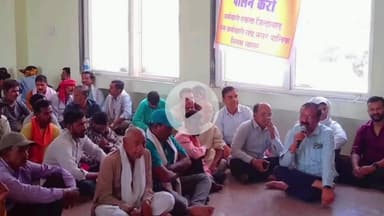 सागर नगर: निगम उपायुक्त को कार्यमुक्त करने की मांग को लेकर नगर निगम परिसर में कर्मचारियों का धरना