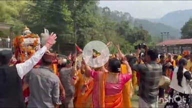 राजगढ़ी: नौगाँव के बलाड़ी गांव की ध्याणियों ने अपनी आराध्य देवी माँ भद्रकाली को सोने की प्रतिमा भेंट की