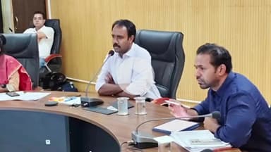 सागर नगर: सागर कलेक्टर का निर्देश: सभी विभाग अधिकारी ग्राम, स्कूल, आंगनबाड़ी गोद लेकर उन्हें आदर्श बनाएं