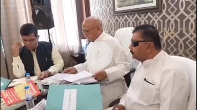 लोहरदगा: परिषदन में समीक्षा के दौरान विधायक सरयू राय ने अधूरी योजनाओं पर जताई नाराजगी, अधिकारियों को लगाई फटकार