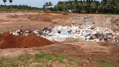 கிணத்துக்கடவு: கானியாலம்பாளையம் கிராமத்தில் தனியார் தோட்டத்தில் இருந்த பாறைக்குழியில் மூட்டை மூட்டையாக
 கழிவுகள்