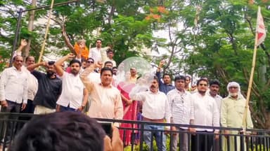 लोहरदगा: लोहरदगा शंख मोड़ पर कांग्रेसजनों ने भगवान बिरसा मुंडा को नमन किया, कहा- उनके विचारों से ही बनेगा आदर्श समाज