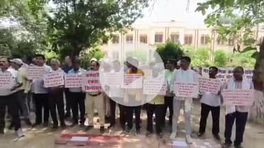 IIT-BHU के कर्मचारियों ने किया धरना प्रदर्शन, पदोन्नति के लिए हाइस्कूल स्तर की लिखित परीक्षा का किया विरोध