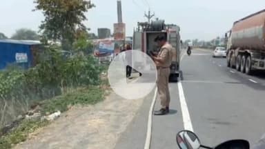 कसिया: पटहेरिया चवर में बहुदेशीय हब के लिए अधिग्रहित जमीन के पास लगी भीषण आग, फायर सर्विस की टीम ने आग पर पाया काबू