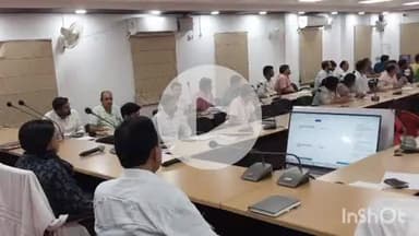 नवादा: समाहरणालय के डीआरडीए सभागार में महिला संवाद कार्यक्रम के निष्पादन को लेकर डीडीसी ने की समीक्षा बैठक