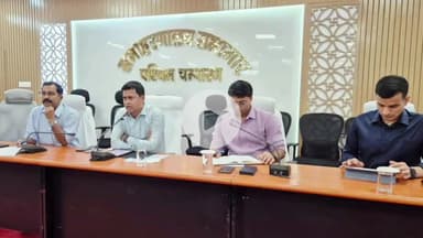 बेतिया: जिला पदाधिकारी ने सोमवारीय समीक्षा बैठक में कई निर्देश दिए