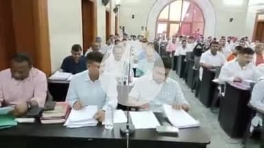 वाराणसी में आज नगर निगम सदन की बैठक में सीवर पानी के मुद्दे पर जीएम जलकर घिरे गए