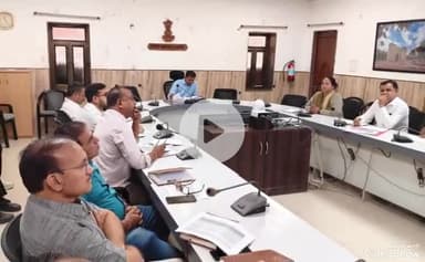 जालौर: जालौर कलेक्ट्रेट सभागार में साप्ताहिक समीक्षा बैठक का आयोजन हुआ