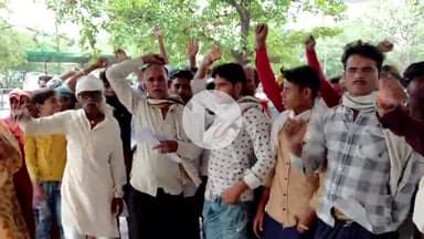 दमोह: ग्राम भड़वारी में हाउसिंग बोर्ड की कार्रवाई के खिलाफ ग्रामीण सड़क पर उतरे, कलेक्टर को सौंपा ज्ञापन