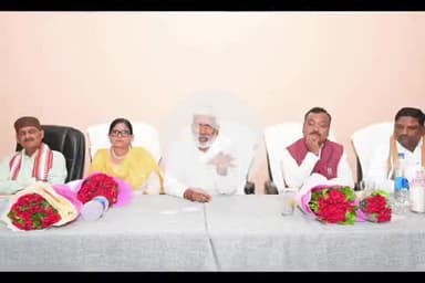 बलरामपुर: जलशक्ति मंत्री स्वतंत्र देव सिंह ने यूपीटी होटल बलरामपुर में अधिकारियों के साथ बैठक की, दिए आवश्यक निर्देश