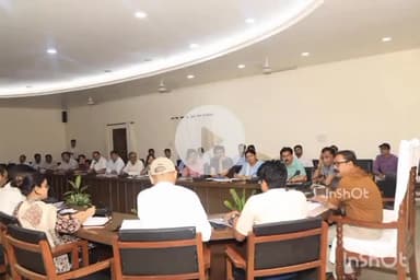 बरेली: कोतवाली थाना क्षेत्र के कलेक्ट्रेट में ई-ऑफिस प्रणाली को लेकर जिलाधिकारी ने की बैठक