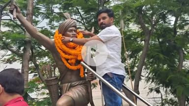 लोहरदगा: अल्पसंख्यक जिला अध्यक्ष मोजम्मिल अंसारी ने भगवान बिरसा मुंडा की पुण्यतिथि पर प्रतिमा पर माल्यार्पण कर दी श्रद्धांजलि