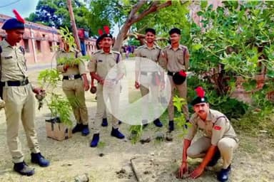 बलरामपुर: एनसीसी के कैडेटों ने 'मां के नाम' अभियान के तहत छात्रावास में किया पौधारोपण, पर्यावरण को संतुलित करने का दिया संदेश