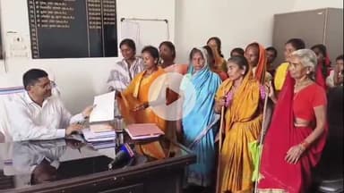 लोहरदगा: परहेपाट में सरकारी भूमि को सुगम साहू के कब्जे से मुक्त कराने के लिए महिलाओं ने सीओ व थाना प्रभारी को सौंपा ज्ञापन