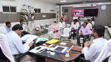 बक्सर: ग्रामीण विकास विभाग द्वारा संचालित आधार केंद्र को शीघ्र क्रियाशील करें: डीएम