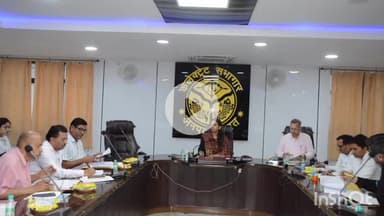 बागपत: बागपत कलेक्ट्रेट में युवा उद्यमी योजना की समीक्षा बैठक, डीएम ने अधिकारियों को दिए जरूरी निर्देश