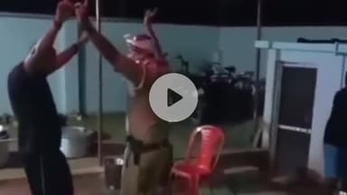 देेेवरिया: देवरिया के एकौना थाने में तैनात वर्दीधारी दरोगा का डांस हुआ वायरल, पुलिस नियमों की खुलकर उड़ी धज्जियां