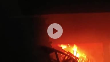 इटावा: बसरेहर इलाके में शॉर्ट सर्किट के चलते टेंट गोदाम में लगी भीषण आग, लाखों का हुआ नुकसान, फायर बिग्रेड ने आग पर पाया काबू