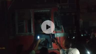 बीना: स्टेशन रोड कॉलेज तिराहे के पास ट्रक की चपेट में आई बाइक, बाइक सवार बाल-बाल बचे